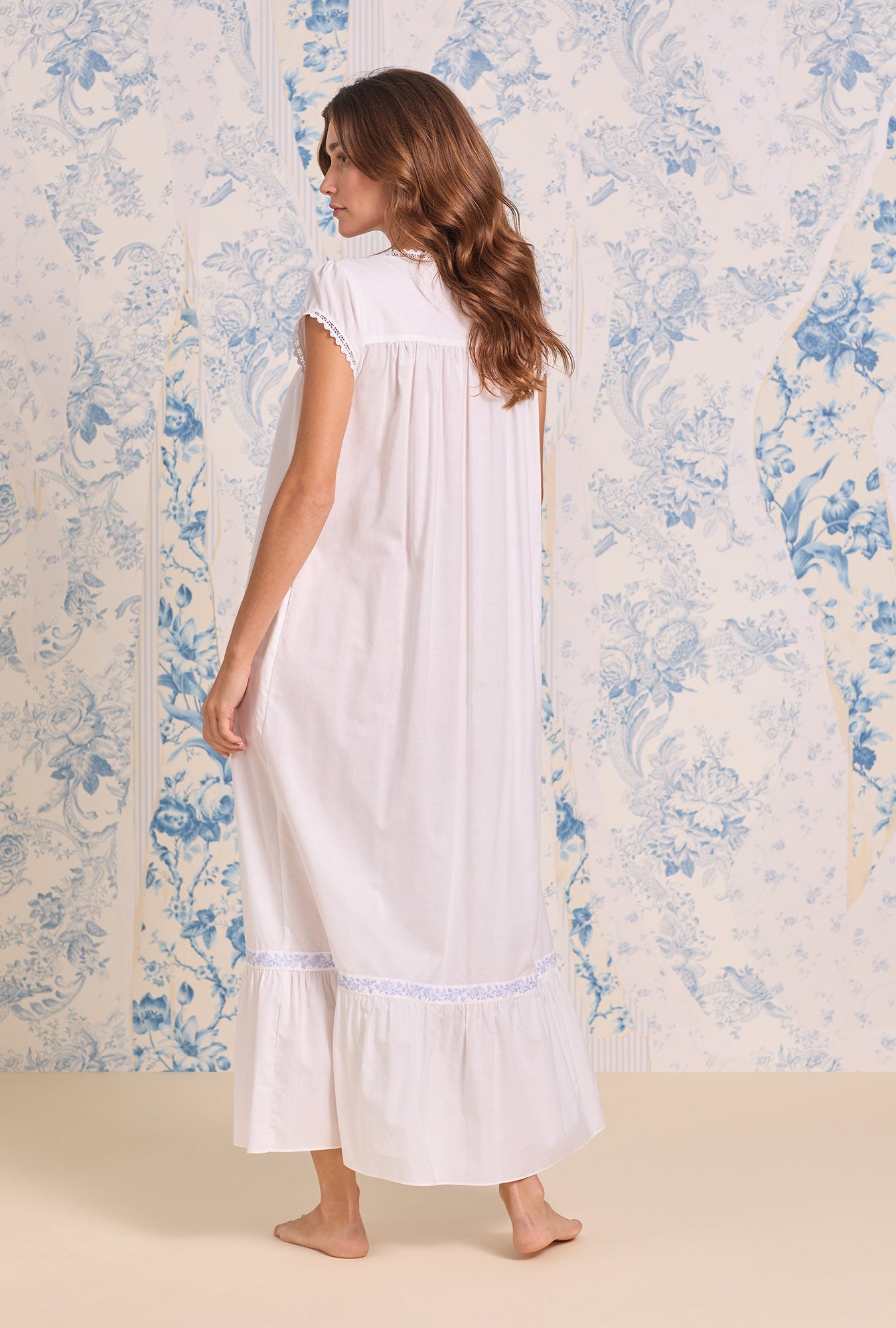 Eileen West Iconic White Lavender Embroidered Cotton Lawn Button Front Robe