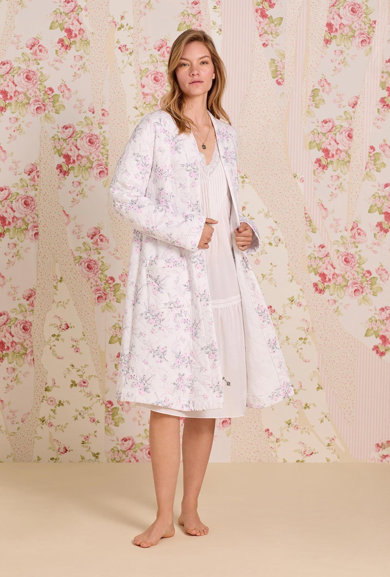 Eileen West Quiet Bloom Cotton Diamond Quilt Zip Robe