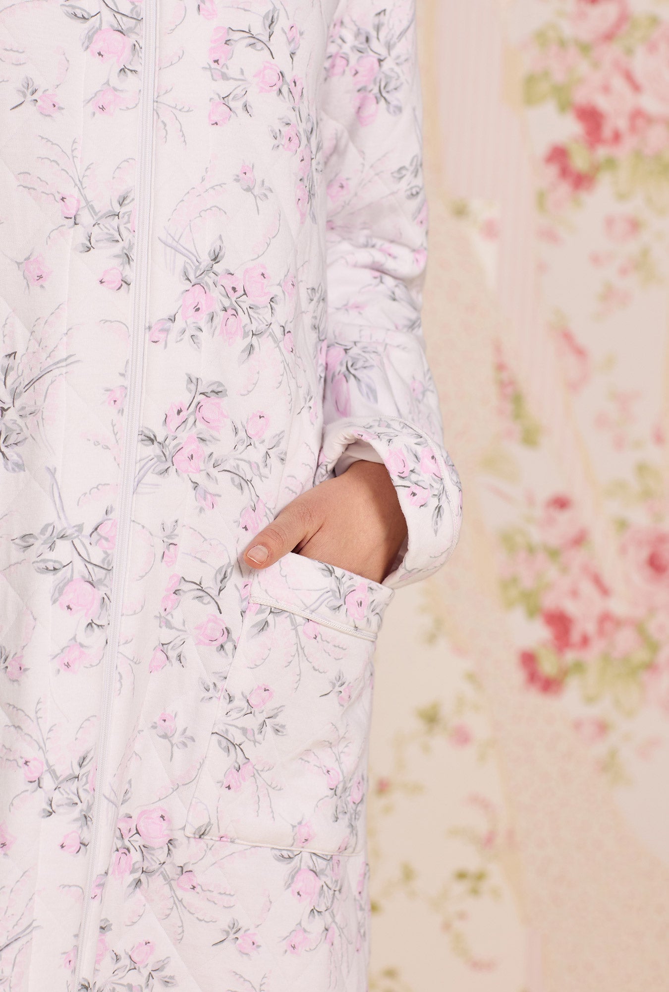 Eileen West Quiet Bloom Cotton Diamond Quilt Zip Robe